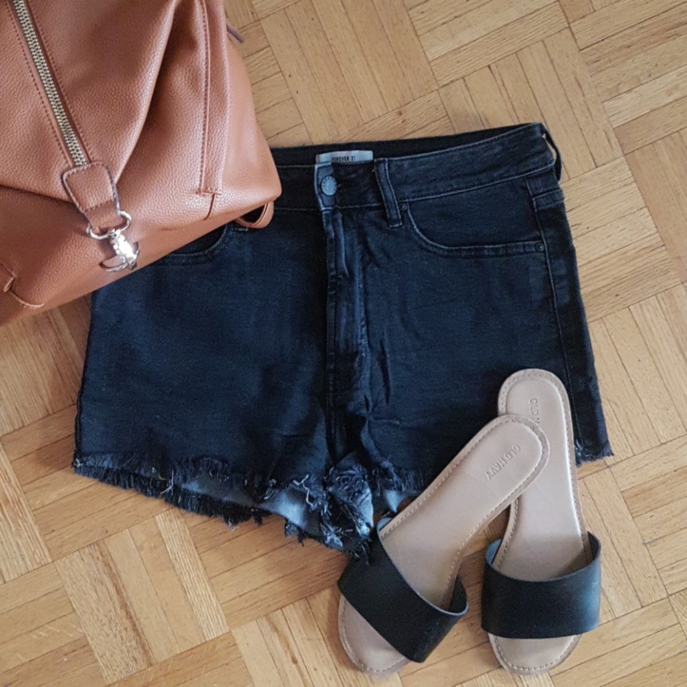 🌹FORVER 21 BLACK DENIM CUTOFF SHORTS🌹
